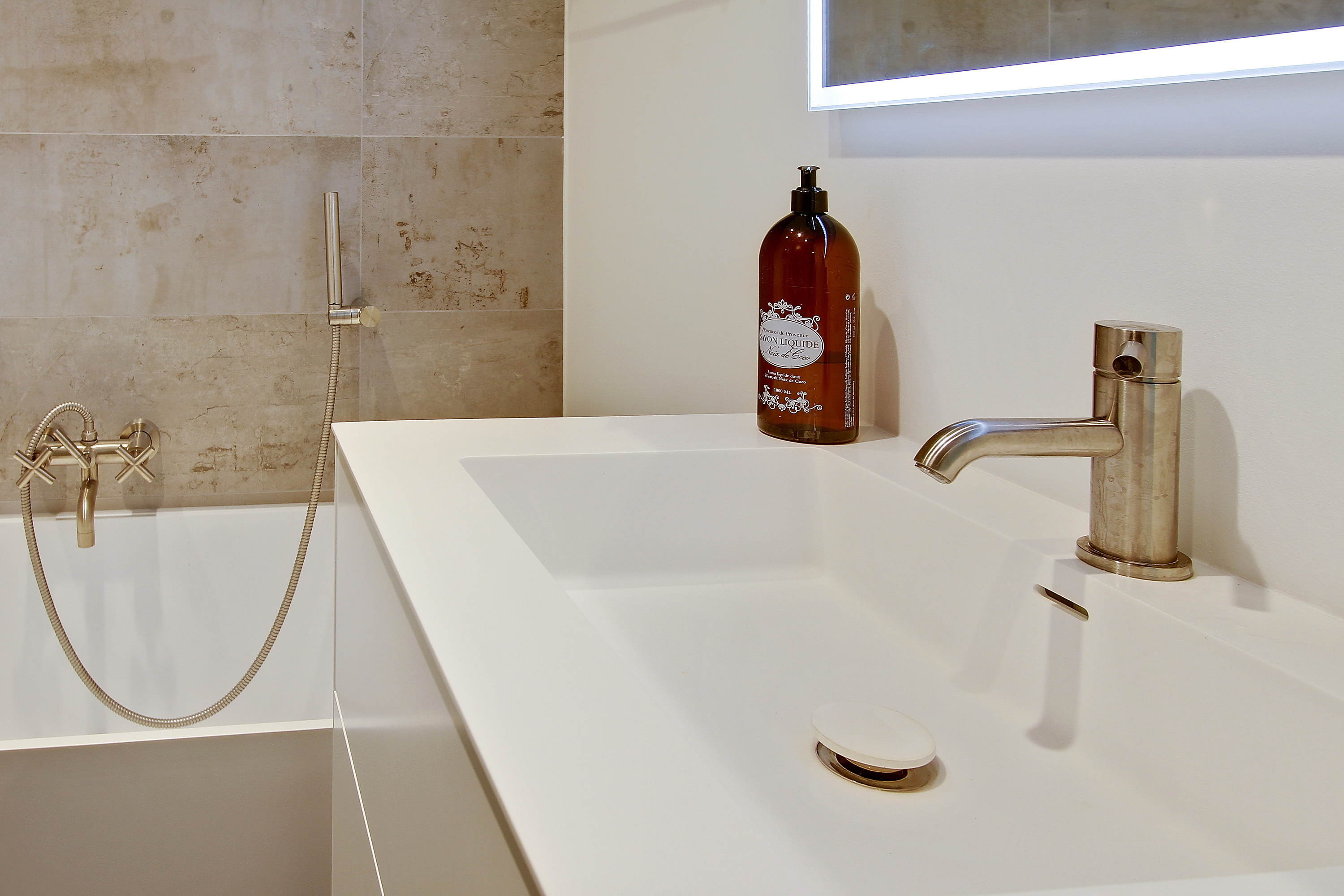 fantastisk Derivation Glæd dig Nyt 6 m2 badeværelse med badekar og flotte mosaikker i hillerød -  Håndværker.dk